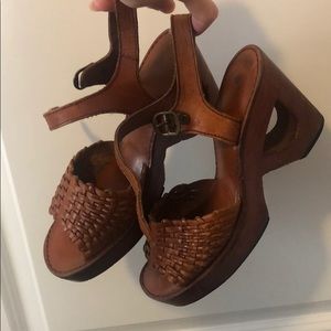 Wooden & woven beautiful Free People sandals!